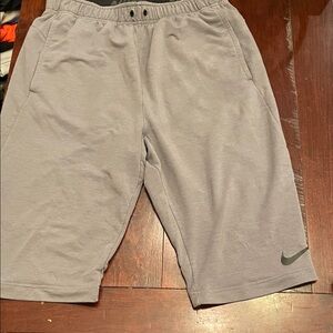 Nike Men's Athletic Gray Shorts Capri length Size Medium